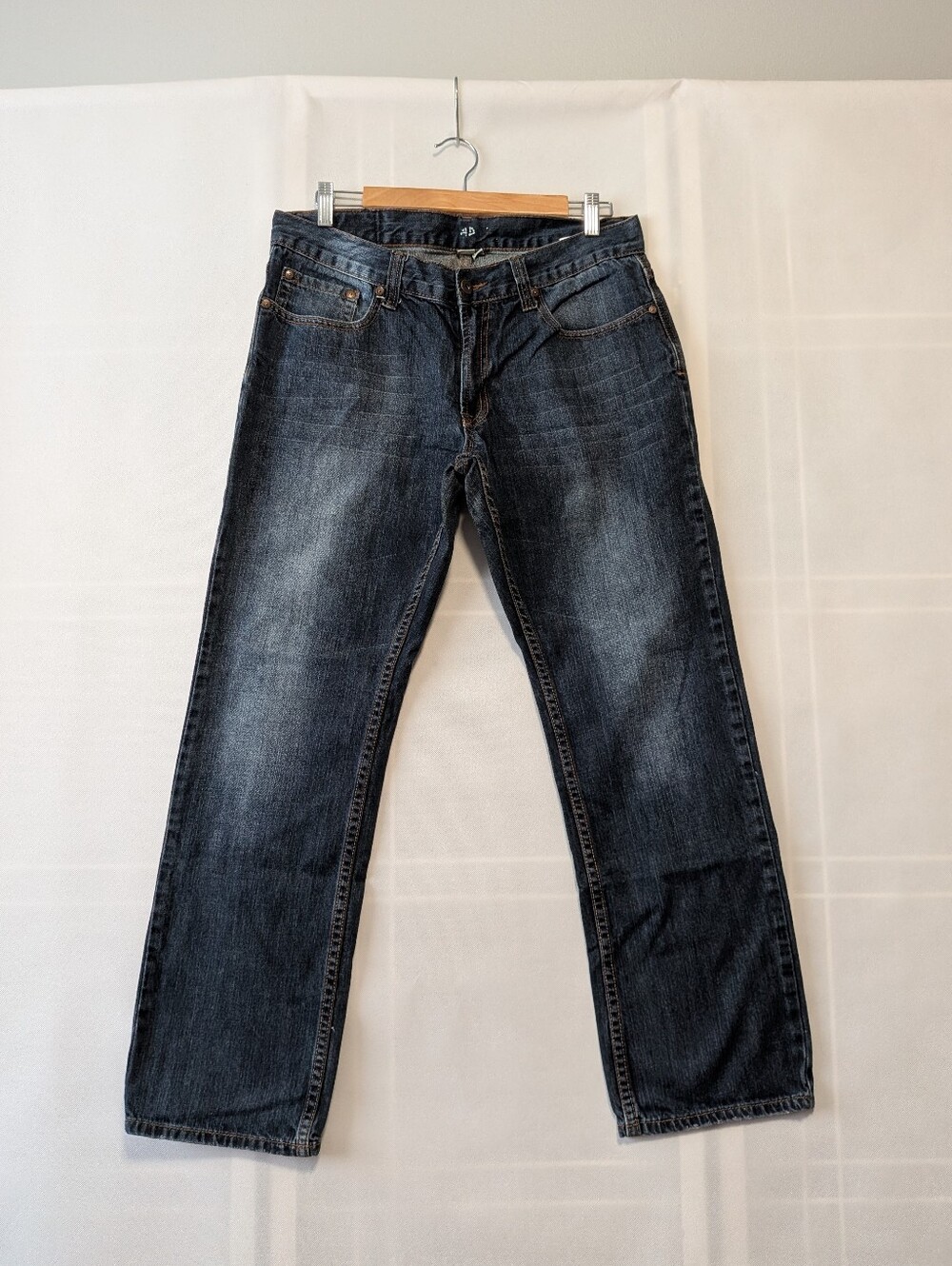 Flypaper men's straight-leg denim jeans featuring a classic dark wash size 32x30